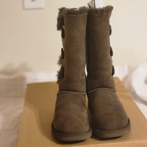 UGG Women's Bailey  Button Triplet 1873 W CHOCOLATE Mid-Calf Winter Boot size 5 - Picture 6 of 10